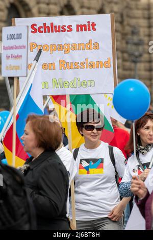 30 avril 2022, Saxe, Dresde: Environ 100 personnes sont venues au rassemblement pro-russe sur Theaterplatz à Dresde intitulé "paix mondiale, pas de guerre en Europe, compréhension internationale, pas de propagande politique dans les écoles". Photo: Daniel Schäfer/dpa Banque D'Images