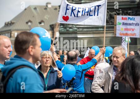 30 avril 2022, Saxe, Dresde: Un homme tient une bannière dans l'air avec l'inscription: 'LIBERTÉ'. Environ 100 personnes sont venues au rassemblement pro-russe sur Theaterplatz à Dresde intitulé "paix mondiale, pas de guerre en Europe, compréhension internationale, pas de propagande politique dans les écoles". Photo: Daniel Schäfer/dpa Banque D'Images