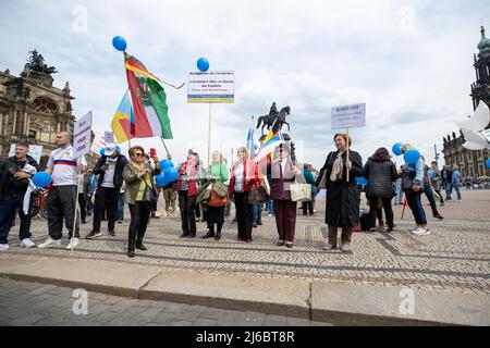 30 avril 2022, Saxe, Dresde: Plusieurs femmes âgées sont au rassemblement pro-russe sur Theaterplatz à Dresde, en agitant des panneaux au-dessus de leur tête. Ce rallye a été enregistré avec le titre "paix mondiale, pas de guerre en Europe, compréhension internationale, pas de propagande politique dans les écoles". Photo: Daniel Schäfer/dpa Banque D'Images