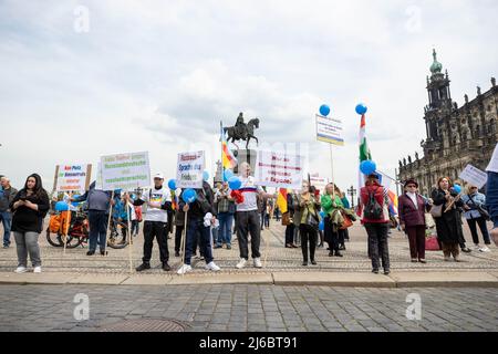 30 avril 2022, Saxe, Dresde: Environ 100 personnes sont venues au rassemblement pro-russe sur Theaterplatz à Dresde intitulé "paix mondiale, pas de guerre en Europe, compréhension internationale, pas de propagande politique dans les écoles". Photo: Daniel Schäfer/dpa Banque D'Images