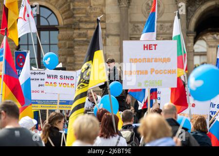 30 avril 2022, Saxe, Dresde: Environ 100 personnes sont venues au rassemblement pro-russe sur Theaterplatz à Dresde intitulé "paix mondiale, pas de guerre en Europe, compréhension internationale, pas de propagande politique dans les écoles". Photo: Daniel Schäfer/dpa Banque D'Images