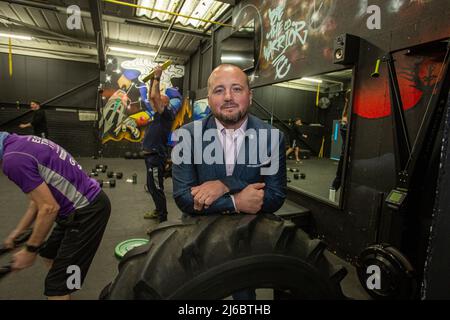 Homme d'affaires Chris Walsh Reform, candidat britannique et propriétaire de gymnase local avec des costumerrs à Trident Fitness, Morley, West Yorkshire, Angleterre. Banque D'Images