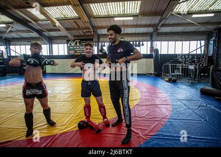 Un groupe de jeunes étudiants thaïlandais de boxe montrant leurs moules au club de boxe de la salle de gym locale dans le West Yorkshire, en Angleterre. Banque D'Images