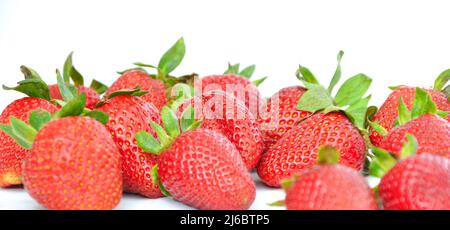 Les fraises les plus sucrées et les plus belles dans les baies rouges, isolées sur fond blanc Banque D'Images