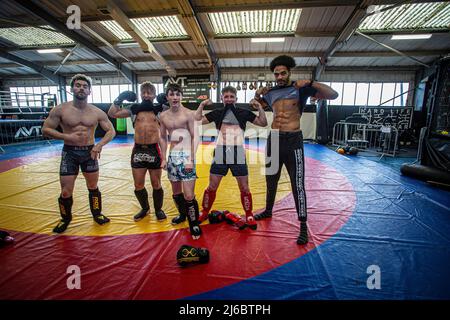 Étudiants thaïlandais de boxe posant à la boxe Rig à la salle de gym locale de Morley, West Yorkshire, Angleterre. Banque D'Images