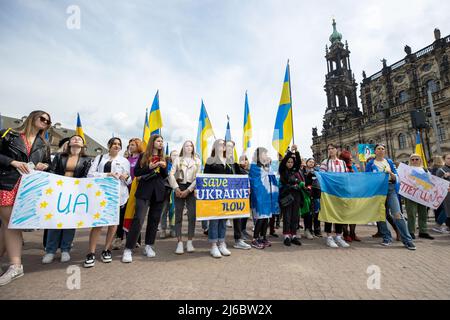 30 avril 2022, Saxe, Dresde: Contre-événement contre le rallye pro-russe avec le titre: 'Solidarité avec le peuple de l'Ukraine! Tous ensemble contre la guerre d'agression de Poutine!". Pour cela, environ 100 personnes sont également sur la Theaterplatz de Dresde. Photo: Daniel Schäfer/dpa Banque D'Images