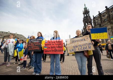 30 avril 2022, Saxe, Dresde: Contre-événement contre le rallye pro-russe avec le titre: 'Solidarité avec le peuple de l'Ukraine! Tous ensemble contre la guerre d'agression de Poutine! Photo: Daniel Schäfer/dpa Banque D'Images