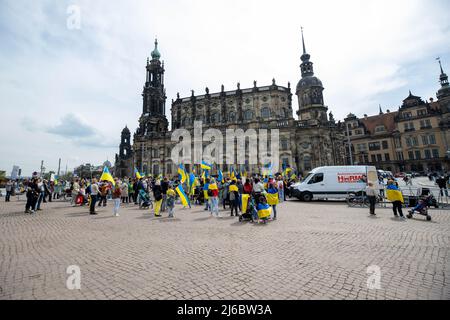 30 avril 2022, Saxe, Dresde: Contre-événement contre le rallye pro-russe avec le titre: 'Solidarité avec le peuple de l'Ukraine! Tous ensemble contre la guerre d'agression de Poutine! Photo: Daniel Schäfer/dpa Banque D'Images