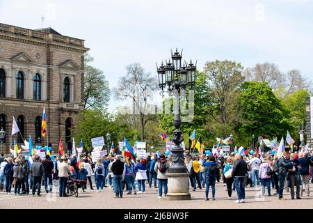 30 avril 2022, Saxe, Dresde: Environ 100 personnes sont venues au rassemblement pro-russe sur Theaterplatz à Dresde intitulé "paix mondiale, pas de guerre en Europe, compréhension internationale, pas de propagande politique dans les écoles". Photo: Daniel Schäfer/dpa Banque D'Images