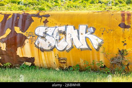Graffitis sur un grand réservoir en métal Banque D'Images