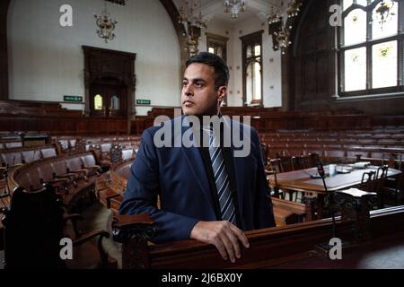 Nadeem Ahmed, conseiller conservateur, assis à la salle historique du conseil de Wakefield, dans le West Yorkshire, en Angleterre. Banque D'Images