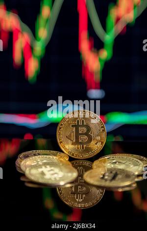 Version physique du Bitcoin, monnaie virtuelle, composition conceptuelle pour la crypto-monnaie mondiale et système de paiement numérique. Banque D'Images