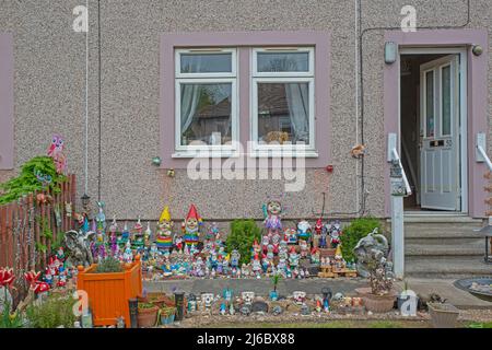 Une collection de nains de jardin à l'extérieur d'une maison en terrasse, à Lupset, Wakefield, West Yorkshire, Angleterre. Banque D'Images