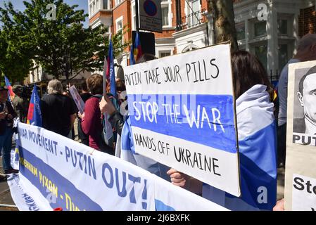 Notting Hill Gate, Londres, Royaume-Uni. 30th avril 2022. Solidarité avec le mouvement anti-guerre russe, protestation face à l'ambassade de Russie à Londres. Crédit : Matthew Chattle/Alay Live News Banque D'Images