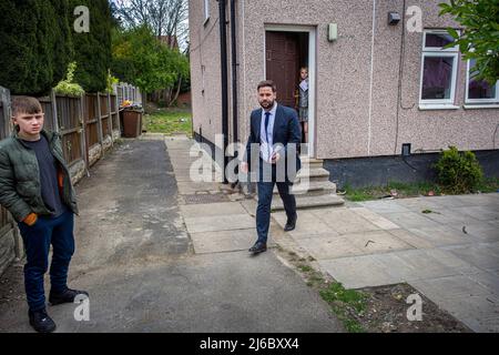 Michael Graham, conseiller travailliste de West Wakefield, sur un parcours de démarchage dans une région défavorisée de Wakefield, West Yorkshire, Angleterre. Banque D'Images