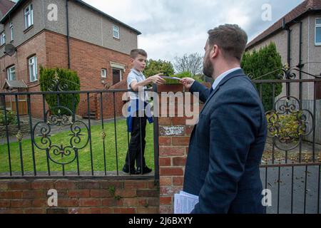 Michael Graham, conseiller travailliste de West Wakefield, sur un parcours de démarchage dans une région défavorisée de Wakefield, West Yorkshire, Angleterre. Banque D'Images