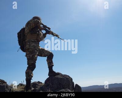 Professionnel forces spéciales sniper lors d'une opération spéciale - il vise l'ennemi. Une embuscade dans les montagnes. Concept d'opérations militaires modernes an Banque D'Images