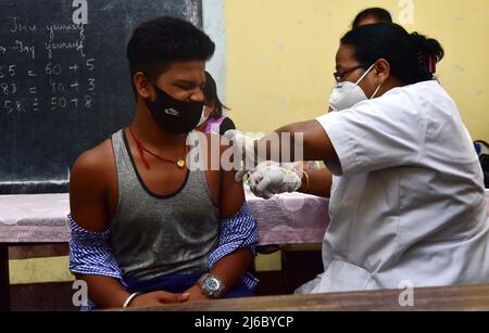 30 avril 2022, Guwahati, Guwahati, Inde: Une infirmière administrant l'injection COVID-19 à un étudiant du groupe d'âge 12 à 14 ans à l'école secondaire Angelica à Guwahati Assam Inde le samedi 30th avril 2022. (Image de crédit : © Dasarath Deka/ZUMA Press Wire) Banque D'Images