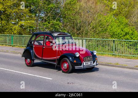 1985 80s quatre-vingts rouge Citroën 2CV SPÉCIAL 602cc pwetrol 4 vitesse manuelle French 4dr berline Banque D'Images