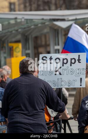 30 avril 2022, Saxe, Dresde: Un homme a un signe avec l'inscription: Arrêtez les guerriers! sur son vélo. Un rassemblement pro-russe sur les courses le long de la rue Wilsdruffer à Dresde. Il s'agit du titre « paix mondiale, pas de guerre en Europe, compréhension internationale, pas de propagande politique dans les écoles ». Photo: Daniel Schäfer/dpa Banque D'Images