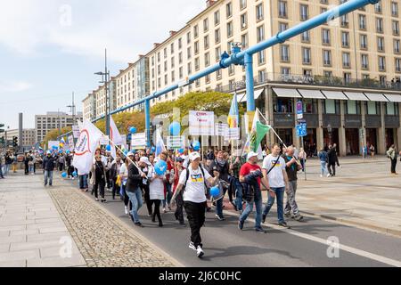 30 avril 2022, Saxe, Dresde: Un rallye pro-russe sur les courses le long de la rue Wilsdruffer à Dresde. Il s'agit de la paix mondiale, pas de guerre en Europe, de compréhension internationale, pas de propagande politique dans les écoles. Photo: Daniel Schäfer/dpa Banque D'Images