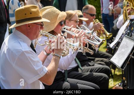 Downton, Salisbury, Wiltshire, Royaume-Uni, 30th avril 2022. La foire de Downton Cuckoo est de retour dans un soleil de printemps chaud après une pause pour la pandémie de Covid. L'événement populaire, avec des étals de marché et des spectacles de rue, attire une foule de milliers de personnes. Le groupe Downton Brass joue pour la foule. Crédit : Paul Biggins/Alamy Live News Banque D'Images