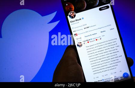 Tehatta, Inde – 26 mars 2022 : Elon Musk possède désormais entièrement Twitter. La plate-forme de microblogging a accepté l'accord de Musk d'un milliard de dollars. Banque D'Images