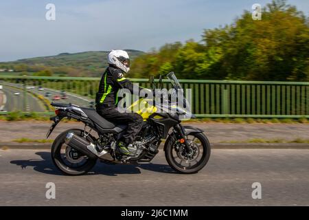 Moto jaune Suzuki DL 650 AL8 645cc 2018, moto Suzuki V-Twin DACT 645cc ; traversée du pont autoroutier à Manchester, Royaume-Uni Banque D'Images