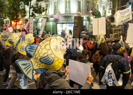 Buenos Aires, Argentine; 22 avril 2022: Manifestation du jour de la Terre. Les activistes avec des marionnettes à poissons sur leur tête marchent pour la défense du veganisme et contre Banque D'Images