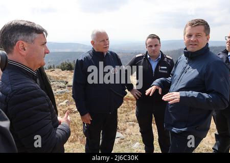 30 avril 2022, Saxe-Anhalt, Schierke: Le ministre des forêts de Saxe-Anhalt, Sven Schulze (r, CDU), a rencontré aujourd'hui divers représentants de l'administration forestière et du parc national, du district de Harz et des services d'incendie du parc national de Brocken pour discuter de la situation actuelle des feux de forêt. Photo: Matthias Bein/dpa Banque D'Images