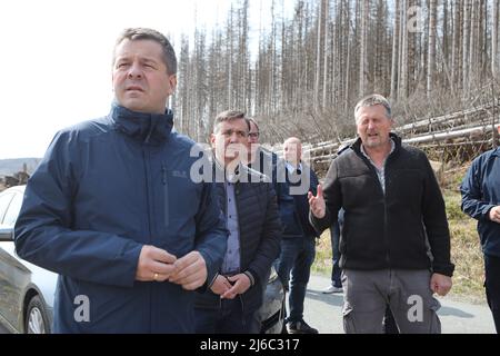 30 avril 2022, Saxe-Anhalt, Schierke: Le ministre des forêts de Saxe-Anhalt, Sven Schulze (l, CDU), a rencontré aujourd'hui divers représentants de l'administration forestière et du parc national, du district de Harz et des services d'incendie du parc national de Brocken pour discuter de la situation actuelle des feux de forêt. Photo: Matthias Bein/dpa Banque D'Images