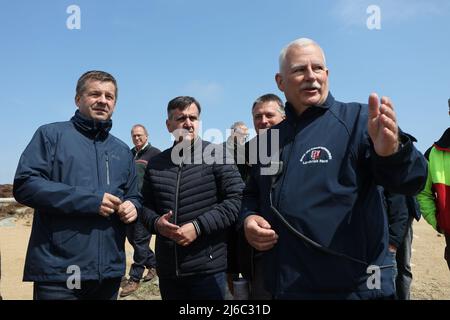 30 avril 2022, Saxe-Anhalt, Schierke: Le ministre des forêts de Saxe-Anhalt, Sven Schulze (l, CDU), a rencontré aujourd'hui divers représentants de l'administration forestière et du parc national, du district de Harz et des services d'incendie du parc national de Brocken pour discuter de la situation actuelle des feux de forêt. Photo: Matthias Bein/dpa Banque D'Images