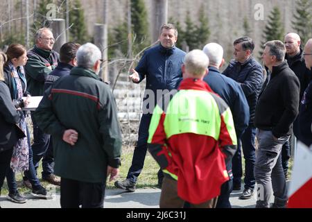 30 avril 2022, Saxe-Anhalt, Schierke: Le ministre des forêts de Saxe-Anhalt, Sven Schulze (l, CDU), a rencontré aujourd'hui divers représentants de l'administration forestière et du parc national, du district de Harz et des services d'incendie du parc national de Brocken pour discuter de la situation actuelle des feux de forêt. Photo: Matthias Bein/dpa Banque D'Images