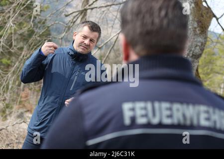 30 avril 2022, Saxe-Anhalt, Schierke: Le ministre des forêts de Saxe-Anhalt, Sven Schulze (CDU), a rencontré aujourd'hui divers représentants de l'administration forestière et du parc national, le district de Harz et les services d'incendie du parc national de Brocken pour discuter de la situation actuelle des feux de forêt. Photo: Matthias Bein/dpa Banque D'Images
