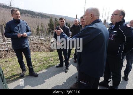 30 avril 2022, Saxe-Anhalt, Schierke: Le ministre des forêts de Saxe-Anhalt, Sven Schulze (l, CDU), a rencontré aujourd'hui divers représentants de l'administration forestière et du parc national, du district de Harz et des services d'incendie du parc national de Brocken pour discuter de la situation actuelle des feux de forêt. Photo: Matthias Bein/dpa Banque D'Images
