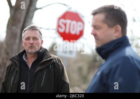 30 avril 2022, Saxe-Anhalt, Schierke: Le directeur du parc national de Harz, Roland Pietsch, est à côté du ministre des forêts de Saxe-Anhalt, Sven Schulze (r, CDU). Le ministre a rencontré aujourd'hui divers représentants de la foresterie et de l'administration des parcs nationaux, du district de Harz et des services d'incendie du parc national de Brocken pour discuter de la situation actuelle des incendies de forêt. Photo: Matthias Bein/dpa Banque D'Images