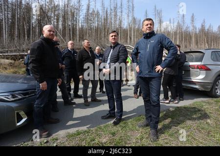 30 avril 2022, Saxe-Anhalt, Schierke: Le ministre des forêts de Saxe-Anhalt, Sven Schulze (r, CDU), a rencontré aujourd'hui divers représentants de l'administration forestière et du parc national, du district de Harz et des services d'incendie du parc national de Brocken pour discuter de la situation actuelle des feux de forêt. Photo: Matthias Bein/dpa Banque D'Images