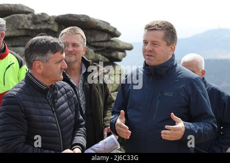 30 avril 2022, Saxe-Anhalt, Schierke: Le ministre des forêts de Saxe-Anhalt, Sven Schulze (r, CDU), a rencontré aujourd'hui divers représentants de l'administration forestière et du parc national, du district de Harz et des services d'incendie du parc national de Brocken pour discuter de la situation actuelle des feux de forêt. Photo: Matthias Bein/dpa Banque D'Images