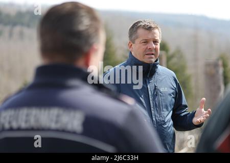 30 avril 2022, Saxe-Anhalt, Schierke: Le ministre des forêts de Saxe-Anhalt, Sven Schulze (CDU), a rencontré aujourd'hui divers représentants de l'administration forestière et du parc national, le district de Harz et les services d'incendie du parc national de Brocken pour discuter de la situation actuelle des feux de forêt. Photo: Matthias Bein/dpa Banque D'Images