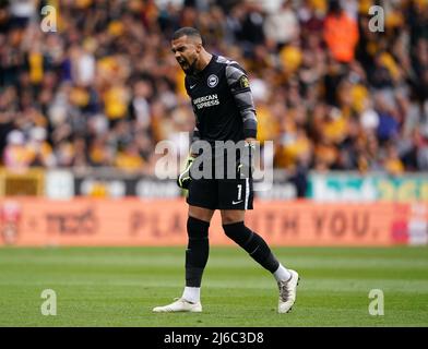 Brighton et le gardien de but Hove Albion Robert Sanchez réagissent après que Brighton et Hove Albion, Alexis Mac Allister, ont failli à une pénalité lors du match de la Premier League au stade Molineux, à Wolverhampton. Date de la photo: Samedi 30 avril 2022. Banque D'Images