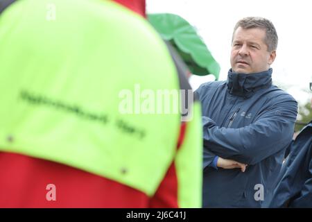 30 avril 2022, Saxe-Anhalt, Schierke: Le ministre des forêts de Saxe-Anhalt, Sven Schulze (CDU), a rencontré aujourd'hui divers représentants de l'administration forestière et du parc national, le district de Harz et les services d'incendie du parc national de Brocken pour discuter de la situation actuelle des feux de forêt. Photo: Matthias Bein/dpa Banque D'Images