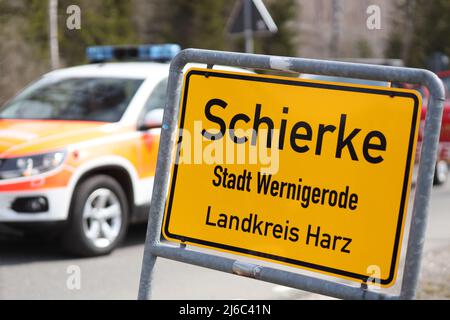 30 avril 2022, Saxe-Anhalt, Schierke: Le ministre des forêts de Saxe-Anhalt, Schulze (CDU), a rencontré aujourd'hui divers représentants de l'administration forestière et du parc national, du district de Harz et des services d'incendie du parc national de Brocken pour discuter de la situation actuelle des feux de forêt. Photo: Matthias Bein/dpa Banque D'Images