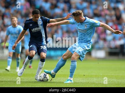 Levi Colwill (à gauche) de Huddersfield Town et Viktor Gyokeres de Coventry City se battent pour le ballon lors du match de championnat Sky Bet à l'arène Coventry Building Society Arena, à Coventry. Date de la photo: Samedi 30 avril 2022. Banque D'Images