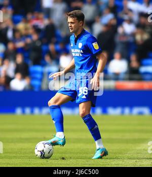 30th avril 2022 : Cardiff City Stadium, Cardiff, pays de Galles ; championnat de football, Cardiff City versus Birmingham ; Perry ng de Cardiff City contrôle le ballon Banque D'Images