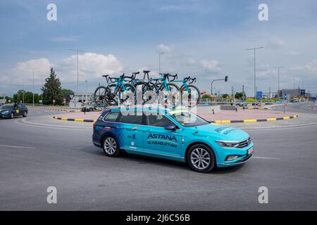 Soutenez la voiture de service de Tean Astana lors de la tournée internationale de la course cycliste Hellas 2022 Banque D'Images