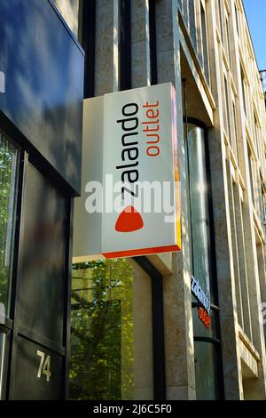 Exerior d'un magasin Zalando dans la rue commerçante Königsallee à Düsseldorf, Allemagne. Banque D'Images