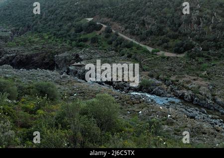 Vallée de Pulo do Lobo et rivière Guadiana, site de la célèbre cascade d'Alentejo, Portugal Banque D'Images