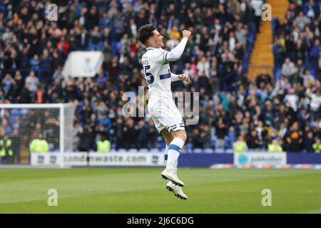 Birkenhead, Wirral, Royaume-Uni. 30th avril 2022. Josh Hawkes de Tranmere Rovers fête ses célébrations après avoir obtenu le score de ses équipes de 1st. EFL Skybet football League Two Match, Tranmere Rovers v Oldham Athletic au Prenton Park, Birkenhead, Wirral, le samedi 30th avril 2022. Cette image ne peut être utilisée qu'à des fins éditoriales. Utilisation éditoriale uniquement, licence requise pour une utilisation commerciale. Aucune utilisation dans les Paris, les jeux ou les publications d'un seul club/ligue/joueur.pic par Chris Stading/Andrew Orchard sports photographie/Alay Live News Banque D'Images