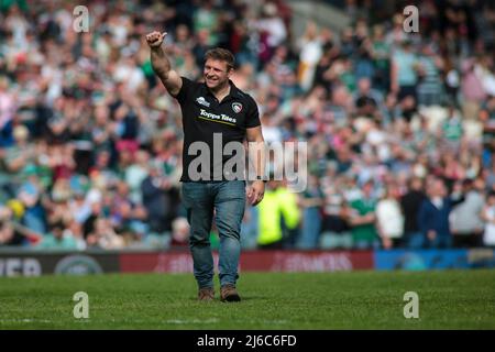 Leicester, Royaume-Uni. 30th avril 2022. Tom Youngs, joueur de Leicester, applaudit la foule alors qu'il prend sa retraite du rugby à XV professionnel lors du match de rugby Gallagher Premiership entre Leicester Tigers et Bristol Rugby au Mattioli Woods Welford Road Stadium, Leicester, Royaume-Uni, le 30 avril 2022. Photo de Simon Hall. Utilisation éditoriale uniquement, licence requise pour une utilisation commerciale. Aucune utilisation dans les Paris, les jeux ou les publications d'un seul club/ligue/joueur. Crédit : UK Sports pics Ltd/Alay Live News Banque D'Images