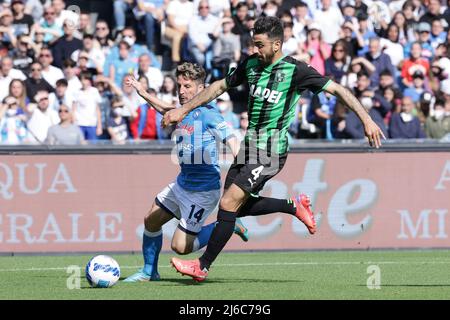 Dries Mertens de SSC Napoli et Francesco Magnanelli US Sassuolo concourent pour le ballon lors de la série Un match de football entre SSC Napoli et US Sassuolo au stade Diego Armando Maradona à Naples (Italie), le 30th avril 2022. Photo Cesare Purini / Insidefoto Banque D'Images